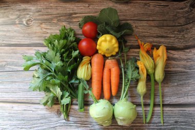 Tahta bir masada taze sebzeler. Sebzeler salata ve yemek için hazır..