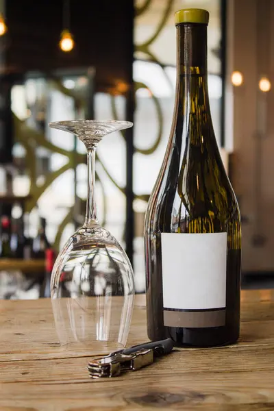 Manchester, Birleşik Krallık, 2016: Kırsal Tahta Masada Zarif Beyaz Şarap Şişe ve Gözlükler