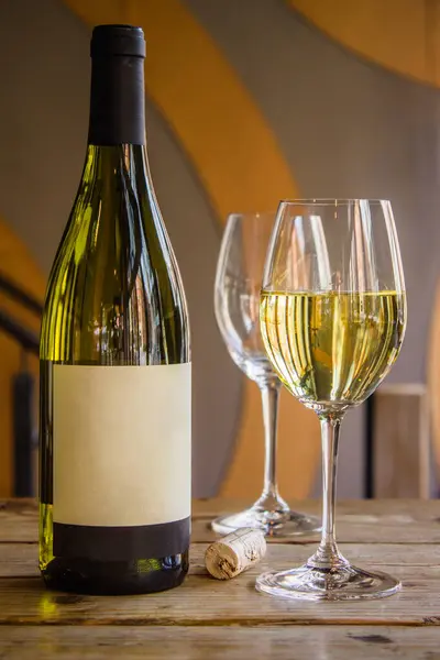 Manchester, Birleşik Krallık, 2016: Kırsal Tahta Masada Zarif Beyaz Şarap Şişe ve Gözlükler