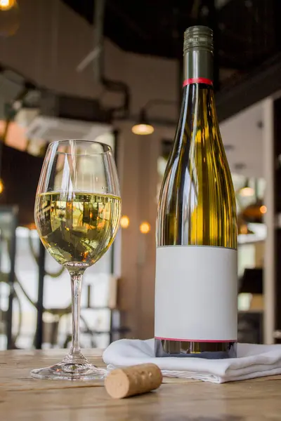 Manchester, Birleşik Krallık, 2016: Kırsal Tahta Masada Zarif Beyaz Şarap Şişe ve Gözlükler