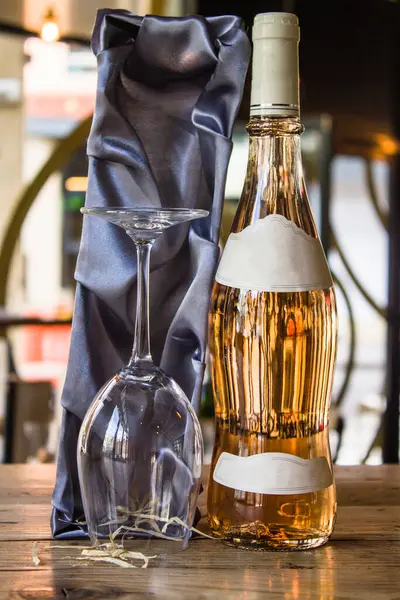 Manchester, Birleşik Krallık, 2016: Kırsal Tahta Masada Zarif Gül Şarap Şişesi ve Gözlükleri