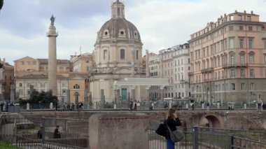 Roma, İtalya 'daki Augustus Forum' dan Columna de Trajano ve Santa Maria di Loreto Kilisesi 'nin geniş açılımlı görüntülerinde, turistler uzak mesafelere giderek tarihi simgeler ve Roma mimarisi sergiliyorlar..