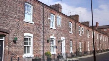 Ancoats, Manchester 'daki Anita Caddesi' nde geniş açılı çekim, klasik bir kuzey İngiltere 'de halka açık yürüyüş yolu olan tarihi kırmızı tuğlalı evler sergiliyor..