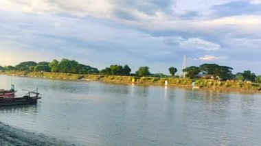 4K video ile bulutlu güneş doğumu deniz manzarası