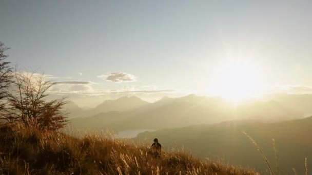 Buitenactiviteiten Zicht Twee Wandelaars Silhouet Man Vrouw Trekking Langs Het — Stockvideo