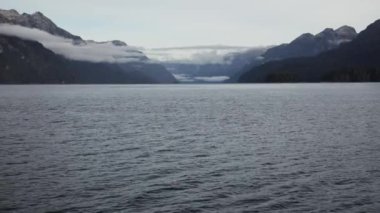 Sabah erkenden Nahuel Huapi Gölü 'ne yelken açmak. Gün doğumunda tekneden görünen su ve dağların görüntüsü..