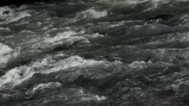 Doğal arka plan. Nehir boyunca akan buzullu suyun yakın görüntüsü.. 