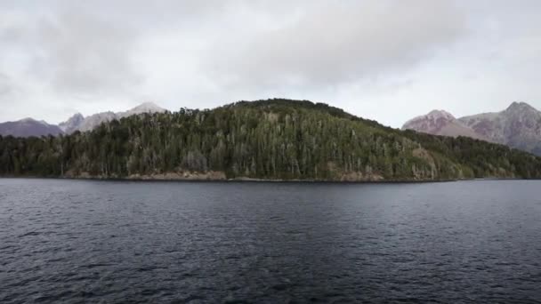 Navigando Nel Lago Vista Della Foresta Montagne Litorale — Video Stock