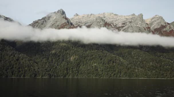 Viajar Vista Floresta Montanhas Vistas Barco Navegando Lago — Vídeo de Stock