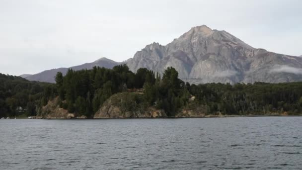 Navegando Lago Nahuel Huapi Bariloche Patagônia Argentina Vista Das Falésias — Vídeo de Stock