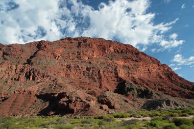 Manzaralı dağlar ve kayalarla dolu güzel bir manzara. 