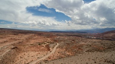 Çöl manzarası. Kurak çevre, kanyon, çöl bitki örtüsü, kum ve kayalık dağların güzel mineral renkleri ve dokularıyla manzarası.