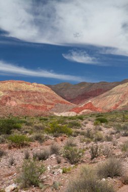 Çölde yürüyüş. Humahuaca, Jujuy, Arjantin 'deki renkli kaya ve kumtaşı dağlarının manzarası.