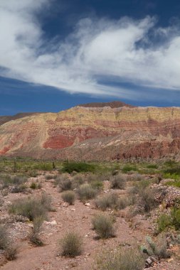 Manzaralı bulutlu mavi gökyüzünün altındaki güzel dağların manzarası.      