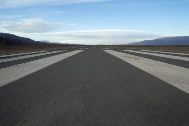 Nakliye aracı. Geniş düz asfalt hava yolu çöl boyunca ve dağlara doğru..