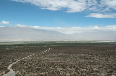 Dağ vadisinde güzel bir yol manzarası