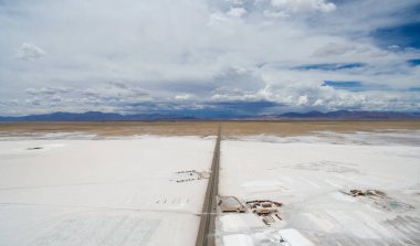 Tuz madenleri. Doğal tuz düzlüğü boyunca uzanan rotanın havadan görünüşü ve Salinas Grandes, Jujuy 'daki madenler. 