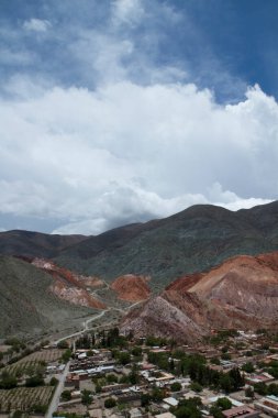 Purmamarca köyü, popüler Seven Color Hill 'in eteklerinde. Arkasında renkli dağlar olan binaların, sokakların ve evlerin havadan görüntüsü..