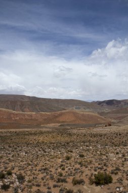 Manzaralı bulutlu mavi gökyüzünün altındaki güzel dağların manzarası.      