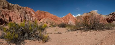 Kızıl Kanyon. Kurak çöl manzarası, kırmızı kum, kumtaşı ve kayalık oluşumlar            