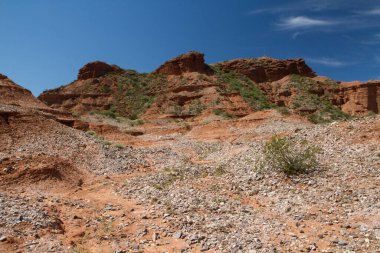 Kızıl Kanyon. Kurak çöl manzarası, kırmızı kum, kumtaşı ve kayalık oluşumlar            