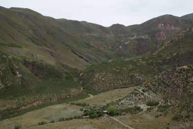 Dağlarda yeşil vadisi olan güzel bir manzara. 