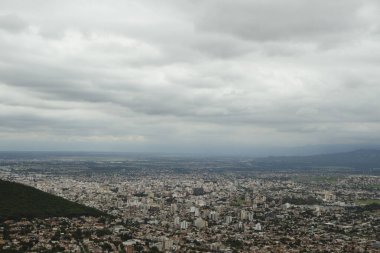 Şehir manzarası. Dağın eteğindeki Salta kasabasının havadan görünüşü.