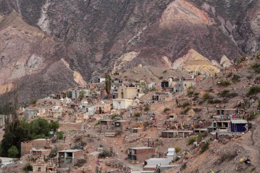 Maimar, Jujuy, Arjantin 'deki And Dağları eteklerindeki antik yerli mezarlığı. Tepeler boyunca renkli kayalık kanyon ve mezar taşları.