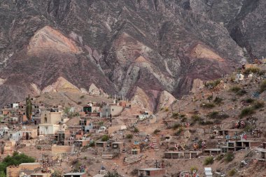 Maimar, Jujuy, Arjantin 'deki And Dağları eteklerindeki antik yerli mezarlığı. Tepeler boyunca renkli kayalık kanyon ve mezar taşları.