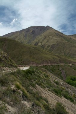 Dağlardaki yüksek yol. Yeşil tepeleri ve vadiyi geçen kırsal yol manzarası.