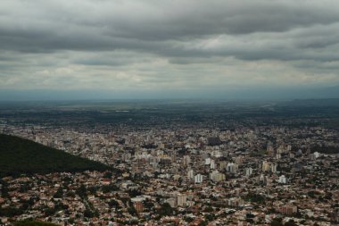 Şehir manzarası. Dağın eteğindeki Salta kasabasının havadan görünüşü.