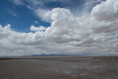 Kültür ve spor aşkı. Kurak çöldeki futbol golleri ve kortu. Doğal tuz düzlüğündeki boş futbol sahası Salinas Grandes Jujuy, Arjantin 'de sihirli bir gökyüzünün altında. 