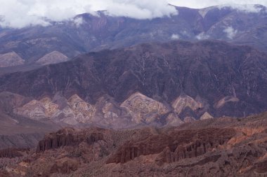 Dik kanyon. Majestica Humahuaca vadisinin manzarası. Kayalıklar, kayalar ve kumtaşı oluşumları, çöl ve uçurum, And Dağları 'nın yükseklerinde..