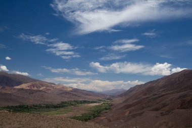 Çok güzel gökyüzü olan ideal bir manzara. Humahuaca vadisinin panorama manzarası, kahverengi dağlar, And Çölü, yeşil vadi ve Arjantin Jujuy, Tilcara köyü..