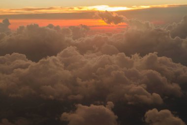 Cennetin bulutları. Gökyüzü çok güzel. Günbatımı renklerinde mükemmel köpüklü beyaz bulutlar.. 