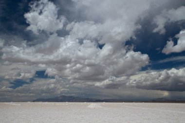 Doğal kaynaklar. Tuz endüstrisi. Jujuy, Arjantin 'de Salinas Grandes adlı doğal tuz dairesinin manzarası. Beyaz tuz tarlası ve benimki dramatik mavi gökyüzünün altında bulutlarla. 