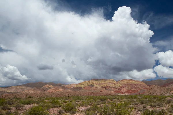 Пустынный Пейзаж Вид Землю Разноцветные Горы Красивым Драматическим Небом Белыми — стоковое фото