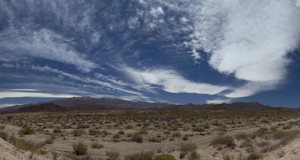 Опустошенный Пейзаж Вид Пустыню Песок Горы Красивым Голубым Небом Облаками — стоковое фото