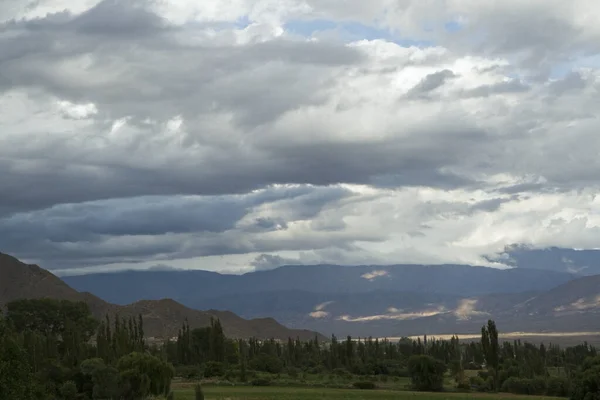 Hermoso Paisaje Con Nubes Cielo Azul Sobre Montañas Valle — Foto de Stock