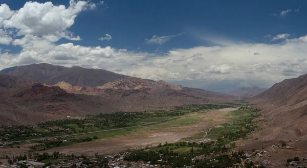 Idylická Krajina Krásnou Oblohou Panorama Pohled Rokli Humahuaca Hnědé Hory — Stock fotografie