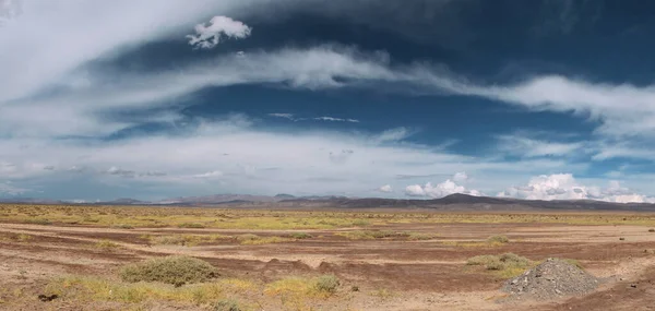 荒廃した風景 雲と美しい青空の下で乾燥した砂漠 植物や山の景色 — ストック写真