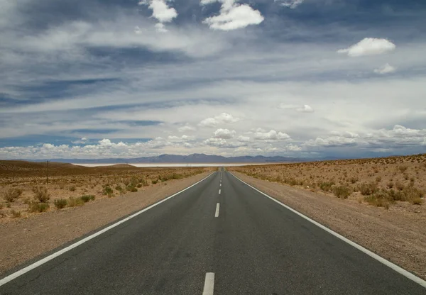 Podróżując Pustą Pustynną Drogą Asfalt Autostrady Przez Suchą Dolinę Góry — Zdjęcie stockowe