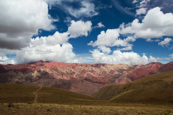 Słynne Hornocal Kolorowe Góry Humahuaca Jujuy Argentyna Ścieżka Turystyczna Przez — Zdjęcie stockowe