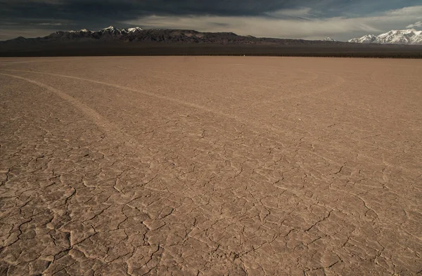 Texturierter Boden Wüstenlandschaft Mit Den Bergen Hintergrund Riesiges Lehmgelände Bei — Stockfoto