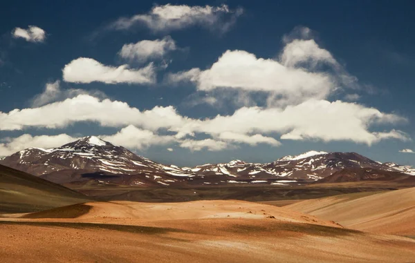 Veduta Del Deserto Delle Ande Con Cime Innevate Sotto Bel — Foto Stock