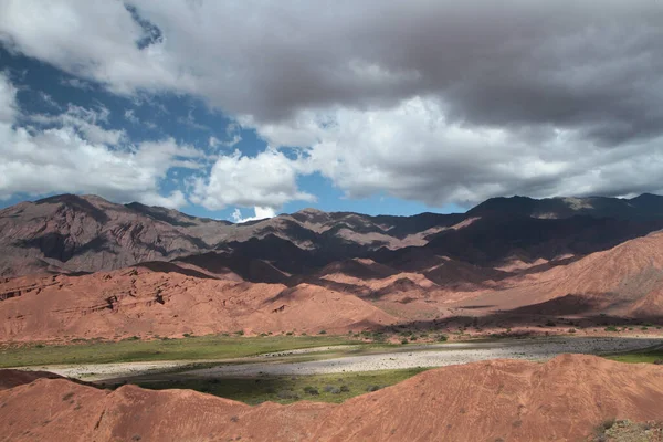 Pustynny Krajobraz Geologia Widok Piękną Zieloną Dolinę Otoczoną Czerwonym Kanionem — Zdjęcie stockowe