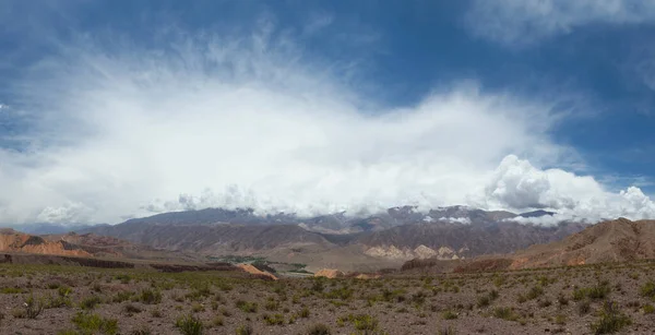 Сельский Пейзаж Вид Пустыню Коричневую Землю Скалистые Горы Красивым Голубым — стоковое фото
