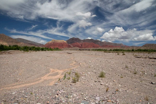 Φόντο Ερήμου Άποψη Της Άνυδρης Άμμου Και Πολύχρωμα Βουνά Κάτω — Φωτογραφία Αρχείου