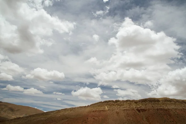 砂漠の風景 白い雲と美しい青空の下で茶色の丘や乾燥した渓谷の景色 — ストック写真