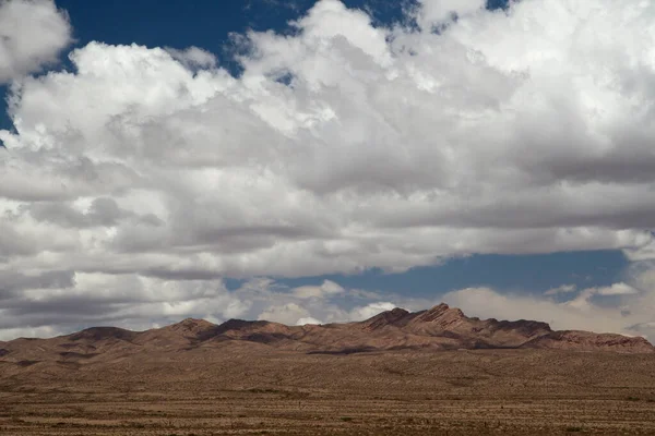 Пустынный Пейзаж Вид Коричневые Шипы Водопады Красивым Голубым Небом Белыми — стоковое фото